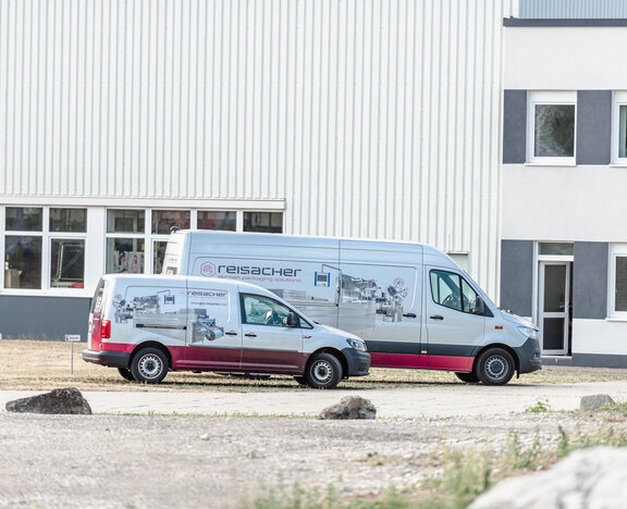 Service, reisacher, Kundendienst, Wartung, Support, Maschinen, hochqualifiziert, Produktionsprozess, Fernwartung, Kontaktdaten, Ausfallzeiten, Überholung, Verpackungsmaschinen, Hotline, Anwendungstechnik, Originalteilen, Austauschprogramm, Reparaturprogramm, Heiz- und Siegelplatten, Hubwerke, Schneidungen, Produktqualität, Personalkosten, Effizienz, Wirtschaftlichkeit, Fernwartungsmodul, Online, Service- und Anwendungstechniker, Erfahrung